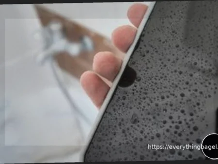 Лучше не брать телефон в туалет?